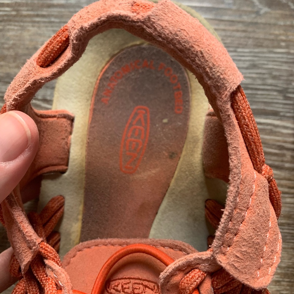 Keen Women’s UNEEK Original Sneaker Coral/Orange 7.5 - Picture 4 of 6